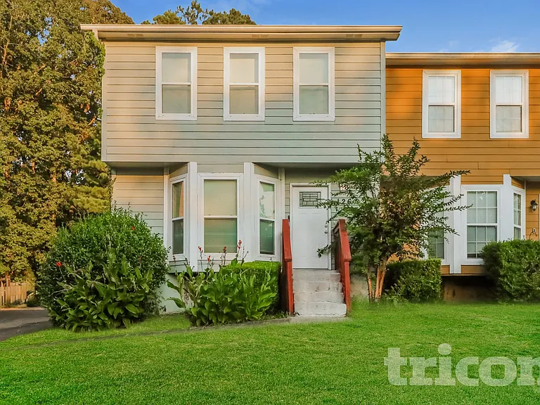 126 Woodberry Ct — Photo 1