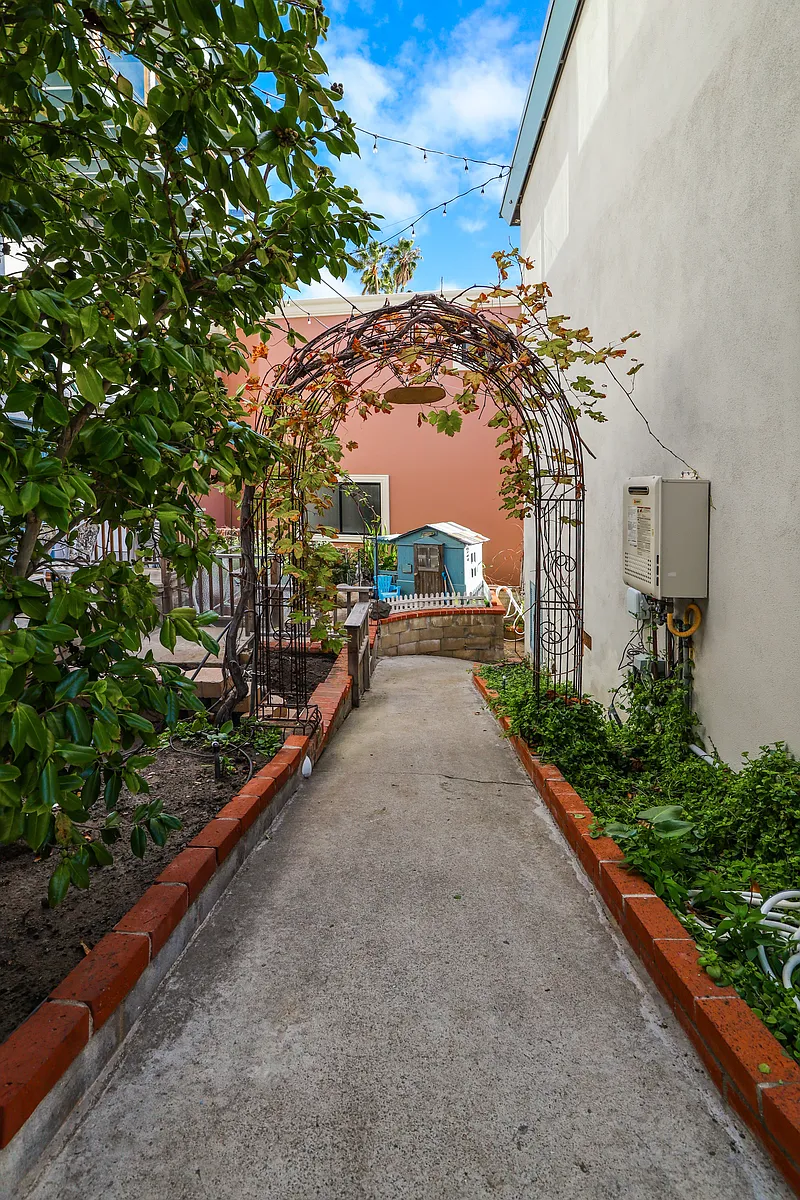 the path away from busy to a quiet secluded retreat - 697 Cliff Dr