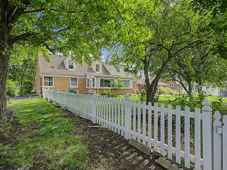 21236 Outer Dr — Photo 42
