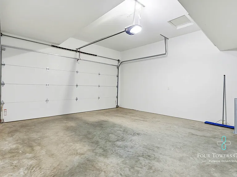 1203 NE Emerald Dr — Photo 6