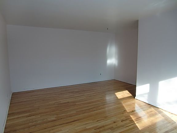 Living Room/Dining Area