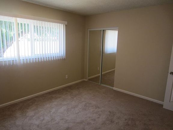 4th image of 15886 Azalea Ave