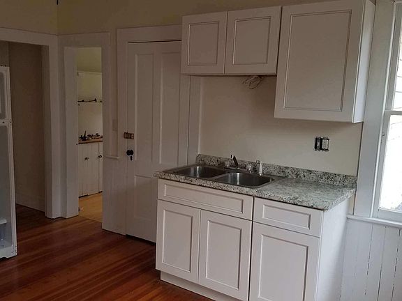 3rd image of 33 Bradley Ave
