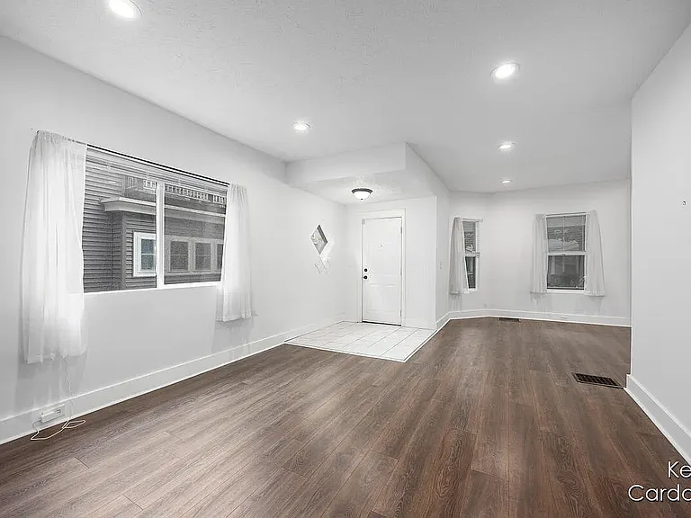 443 Barth Ave SE — Photo 5