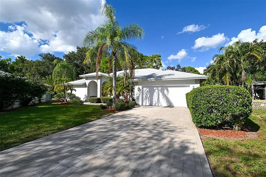 3 bed, 2.0 bath, 1905 sqft, $3,000 — Photo 2