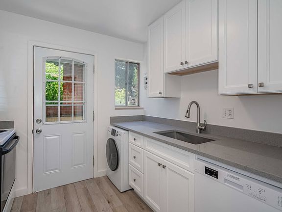 5th image of 1614 Violet St #1