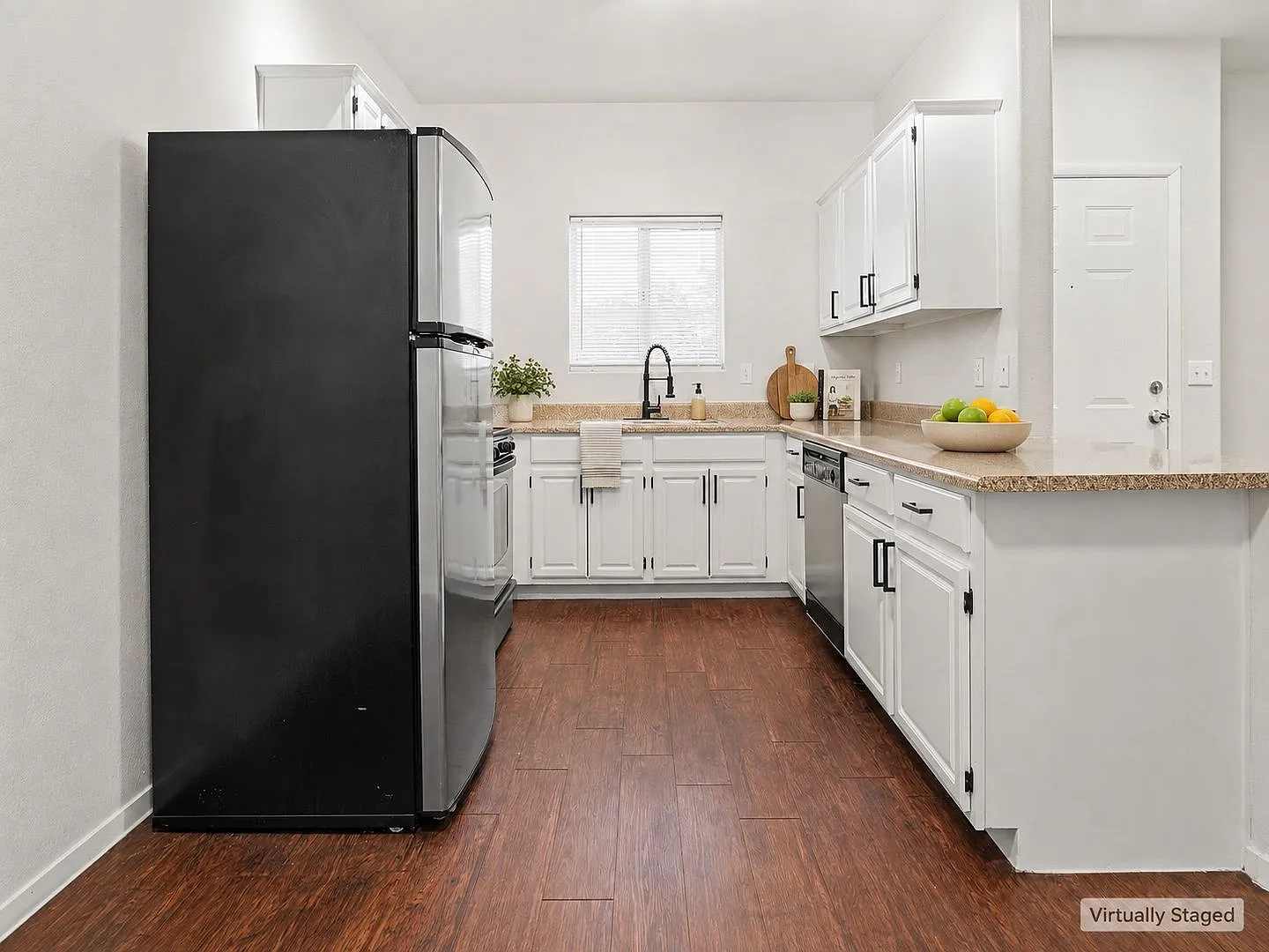 Gorgeous And Spacious 2bed/2bath Condo — Photo 2