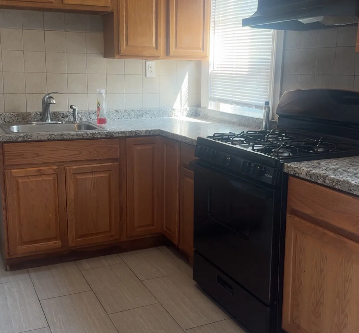 3 bed, 825 sqft, $2,300 — Photo 2