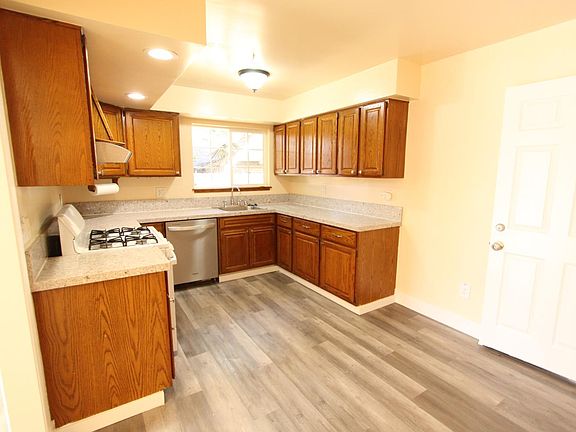 3rd image of 10492 Georgetown Dr