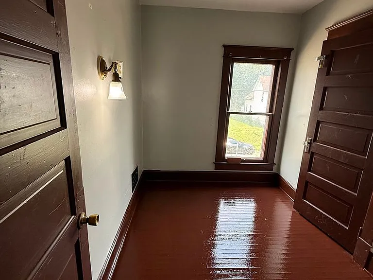 83 N 10th St — Photo 3