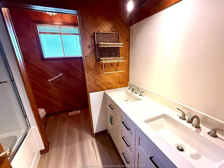 377 Fairway Cres — Photo 16