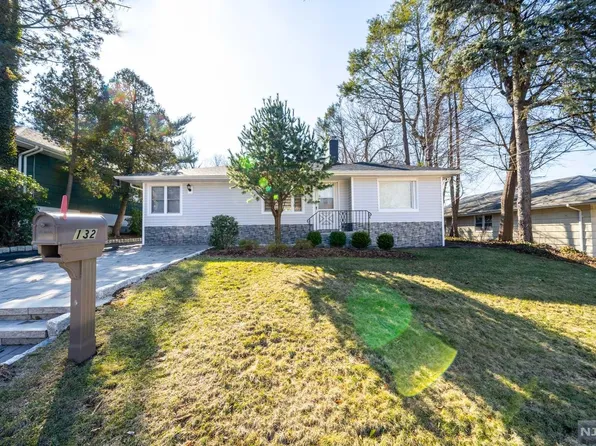 132 Longview Ave, Leonia, NJ 07605