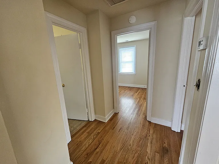 909 Rockland Ave — Photo 6