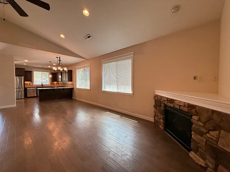 2626 NE Hawthorne Cir — Photo 8
