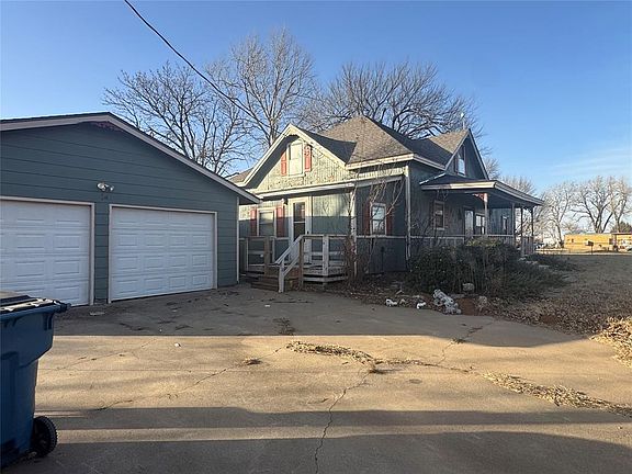 3rd image of 901 N Cimarron Rd