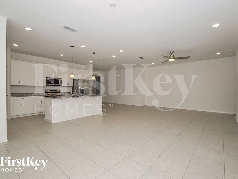 320 Corbel Ln — Photo 4