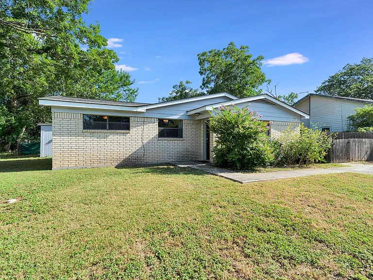 1129 W San Antonio St — Photo 21