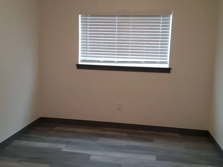 1611 Lakeway Dr — Photo 16