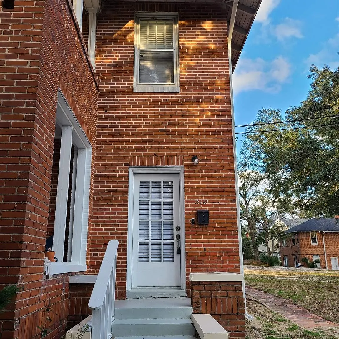 3 bed, 1.5 bath, 1400 sqft, $1,995 — Photo 2