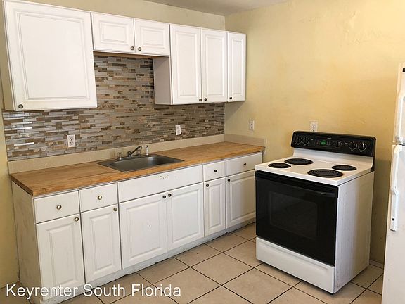 3rd image of 228 N C St APT 1