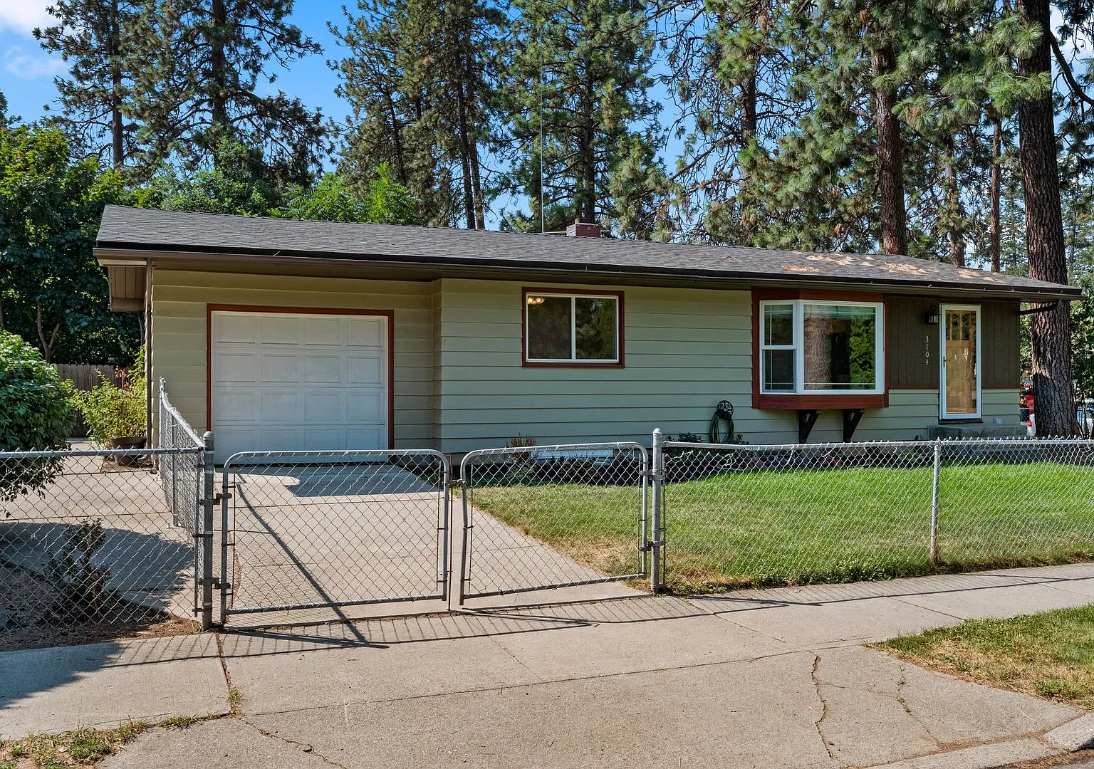 **Free Month of Rent** South Hill Corner Lot 5 Bed 1 Bath updated Home Available NOW — Photo 2