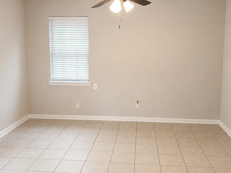 1319 Glenn St — Photo 2