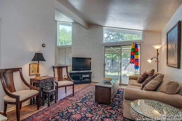 8426 Laurelhurst Dr — Photo 1