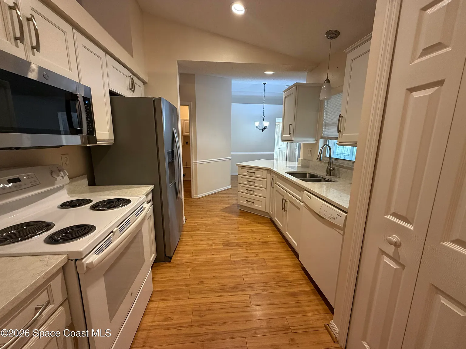 3 bed, 2.0 bath, 1460 sqft, $2,400 — Photo 4
