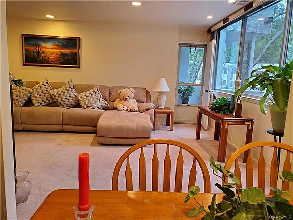 4th image of 1014 Colony Dr