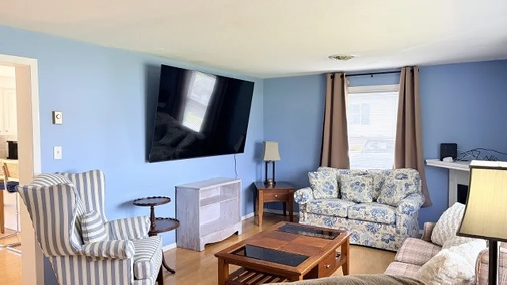 3 bed, 2.0 bath, 1300 sqft, $2,350 — Photo 4