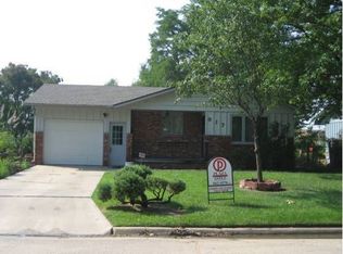 917 E 13th Ave, Hutchinson, KS 67501