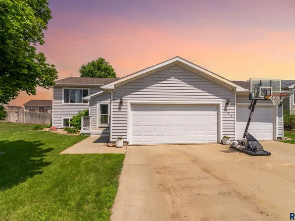 1408 W Creekside Dr, Brandon, SD 57005