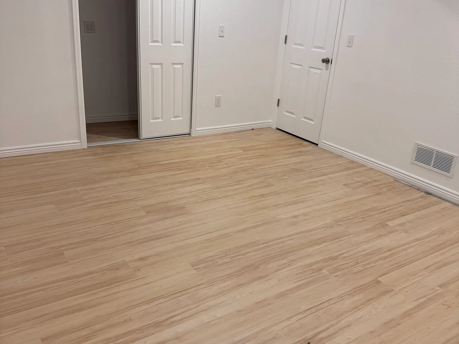 3 bed, 2200 sqft, $2,200 — Photo 3