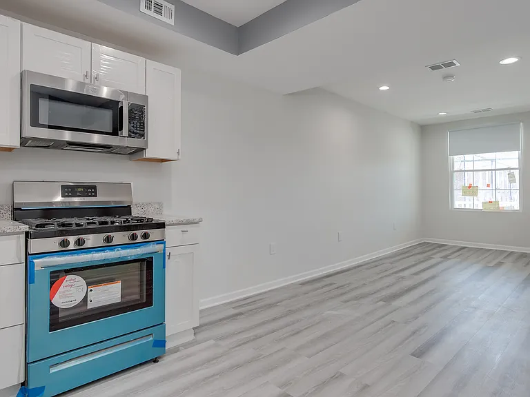 489 E Church St #B — Photo 4