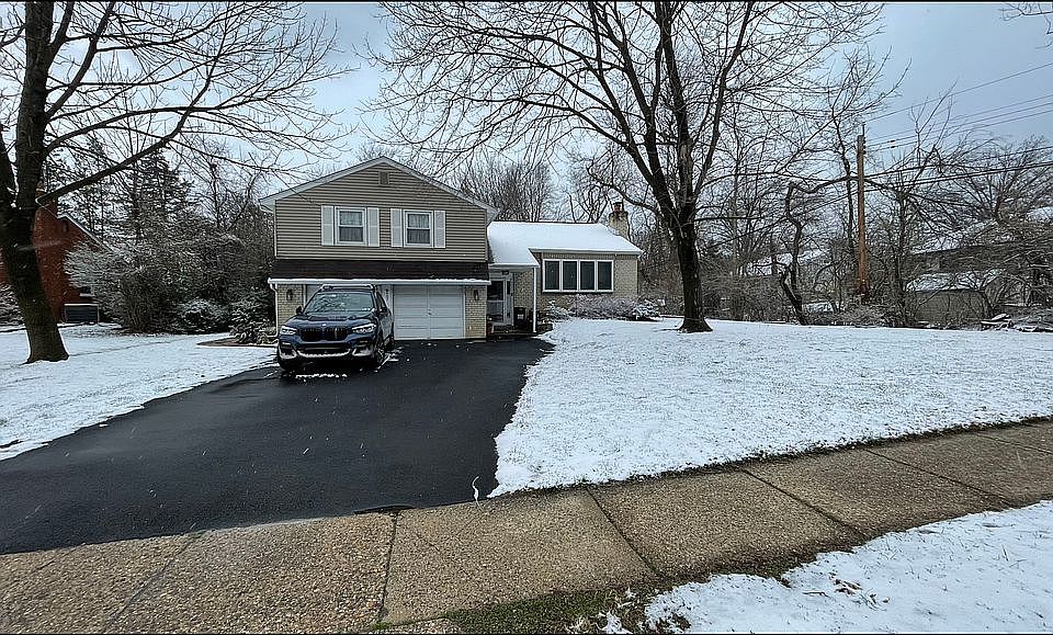2nd image of 407 Arden Ln