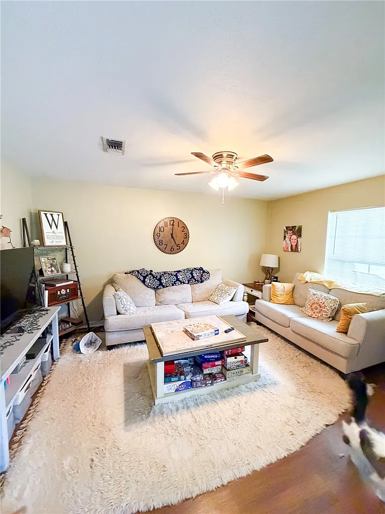 3 bed, 1096 sqft, $1,350 — Photo 3