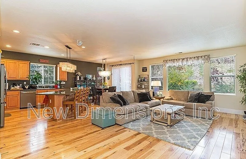 2 bed, 2.0 bath, 1676 sqft, $2,600 — Photo 2