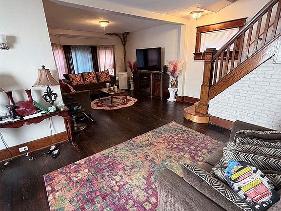 3rd image of 1056 W 21st St