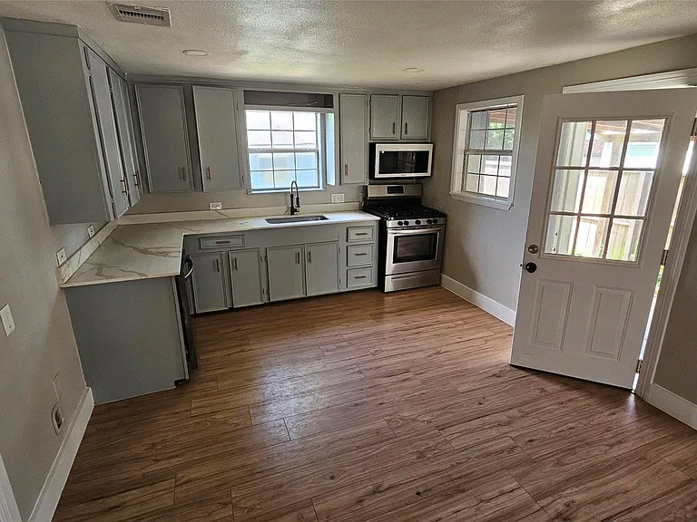 2415 Perry St — Photo 5