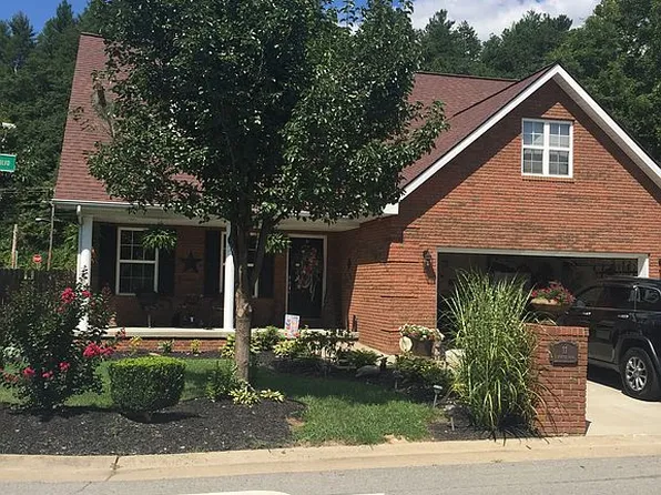 11 E Dorton Blvd, Staffordsville, KY 41256