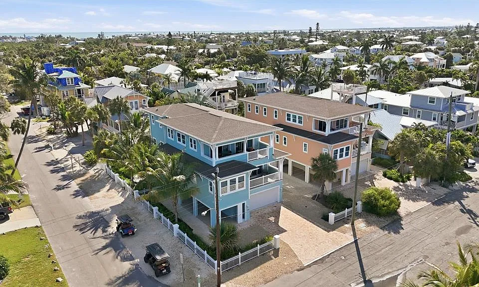 115 Aqua Ln