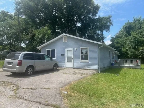 1100 Richard Dr, Cahokia, IL 62206