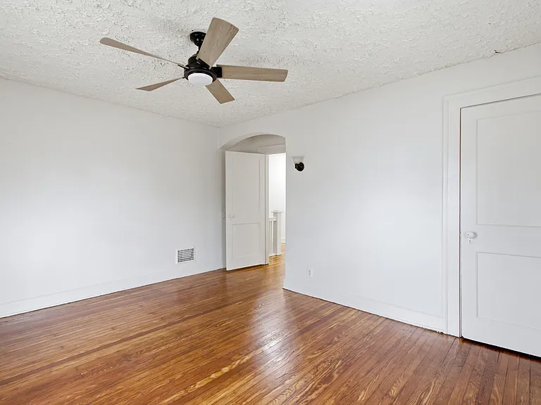 825 E 36th St — Photo 34