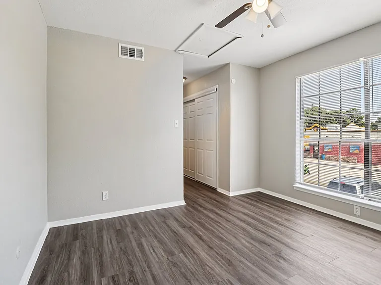 Oak Tree Apartments — Photo 23