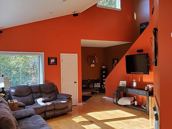 2nd image of 401 Whispering Ln