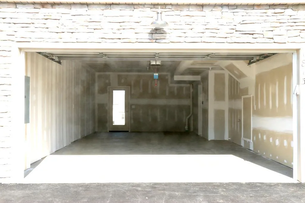 1815 Shady Ln — Photo 3
