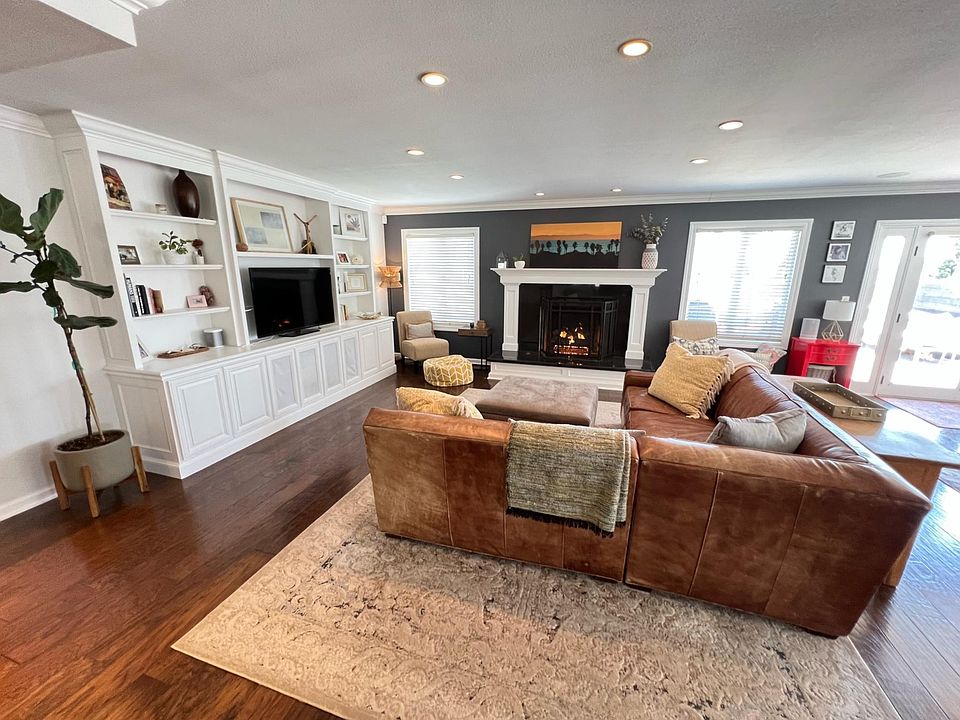 Living room w/ Fireplace