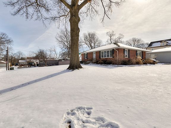 3rd image of 725 Circle Dr