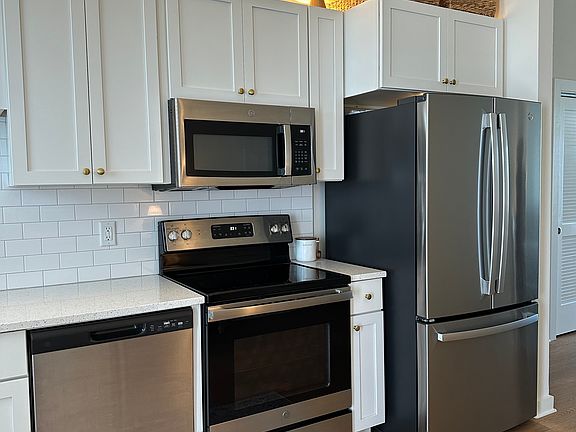 4th image of 600 E Trinity Ln #206