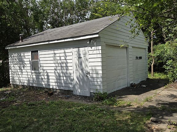 4th image of 1168 N Gladstone Ave